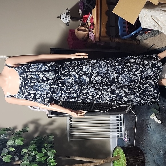 The Magic Of Stevie & Lindsay Black Floral Dress - Picture 3 of 9